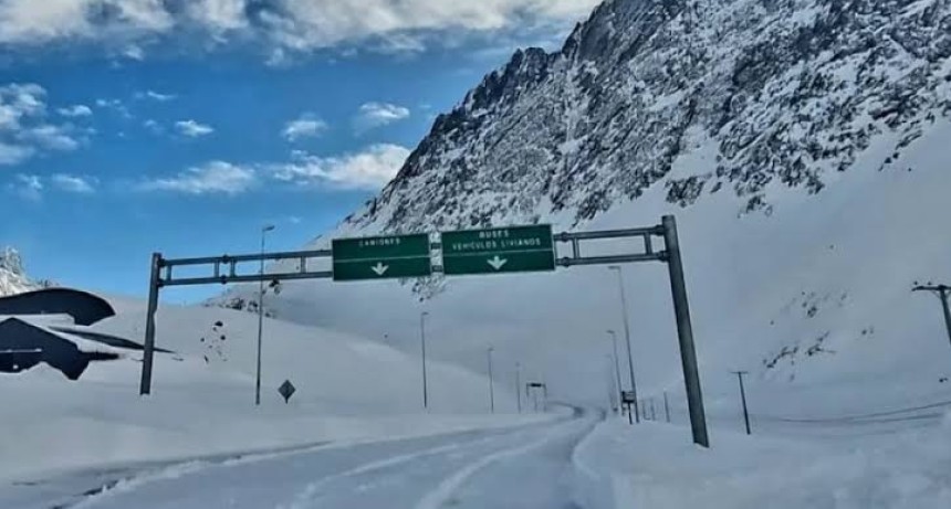 El temporal mantiene cerrados los pasos Cristo Redentor y Pino Hachado: miles de camioneros siguen varados