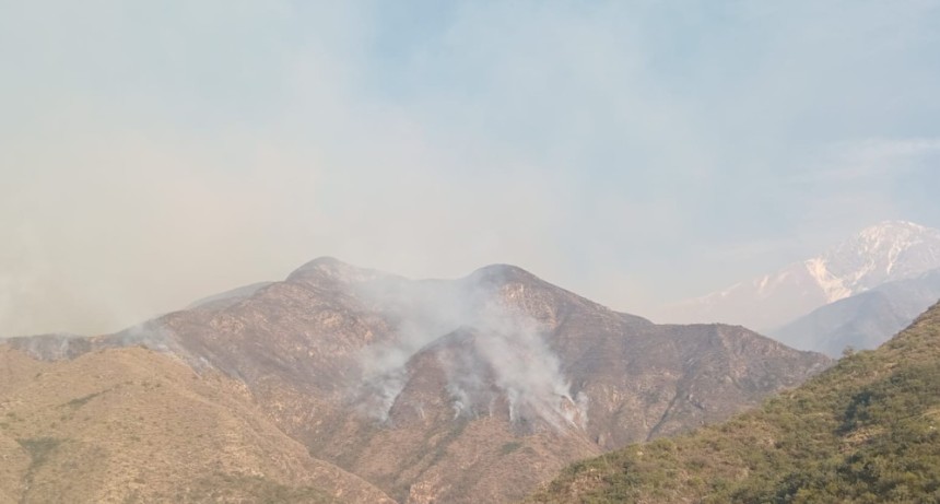Incendio en Guanch&iacute;n: proh&iacute;ben el uso de drones y piden alejarse de la zona