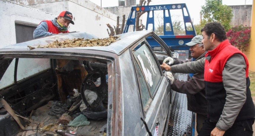 Capital retir&oacute; otro veh&iacute;culo abandonado y refuerza los controles en la v&iacute;a p&uacute;blica