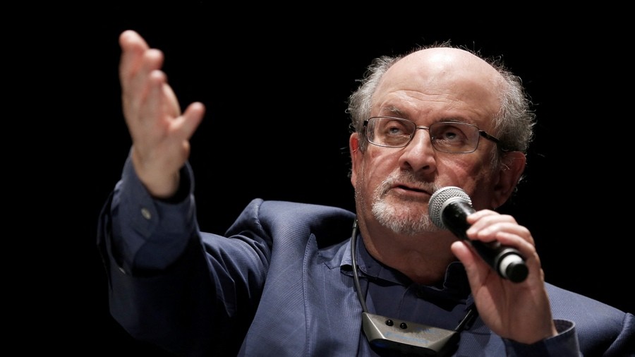 Apuñalaron al escritor Salman Rushdie durante una lectura pública en Nueva York