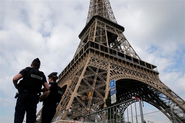 La Torre Eiffel fue evacuada tras una amenaza de bomba