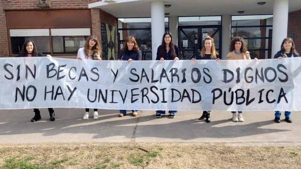 Masivo acatamiento al paro universitario