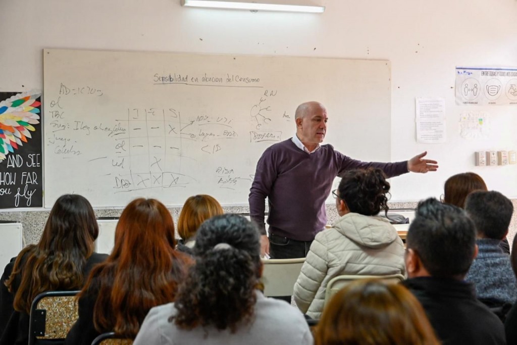 Capacitan a docentes para prevenir consumos problemáticos en las escuelas