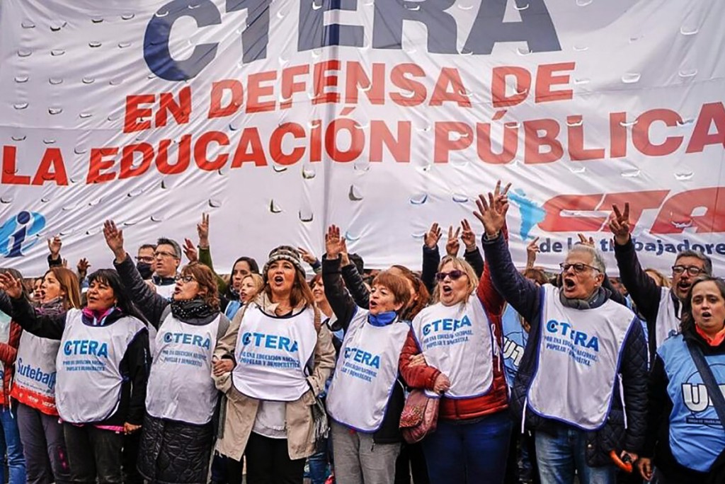 Masiva marcha docente en una jornada nacional de paro