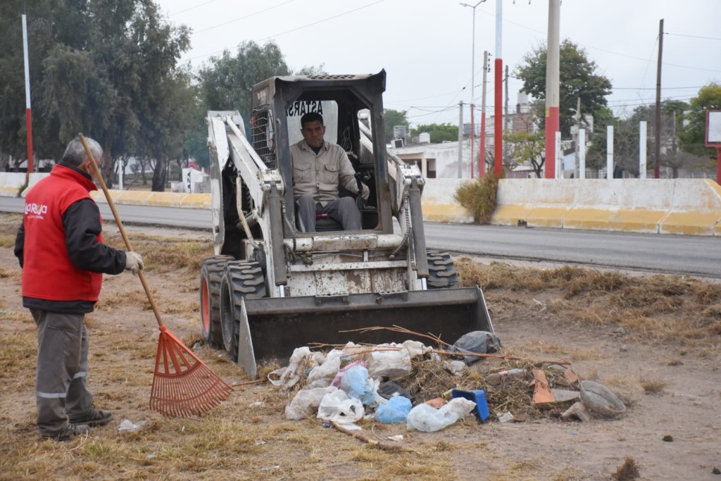 Renuevan la limpieza de un basural en Avda. Juan Manuel de Rosas