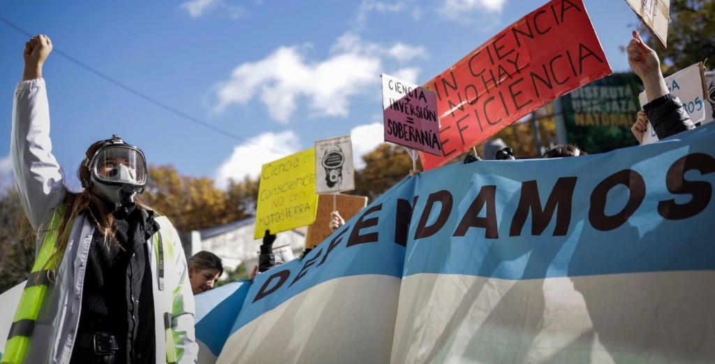 Multitudinaria manifestaci&oacute;n para defender la ciencia y las universidades