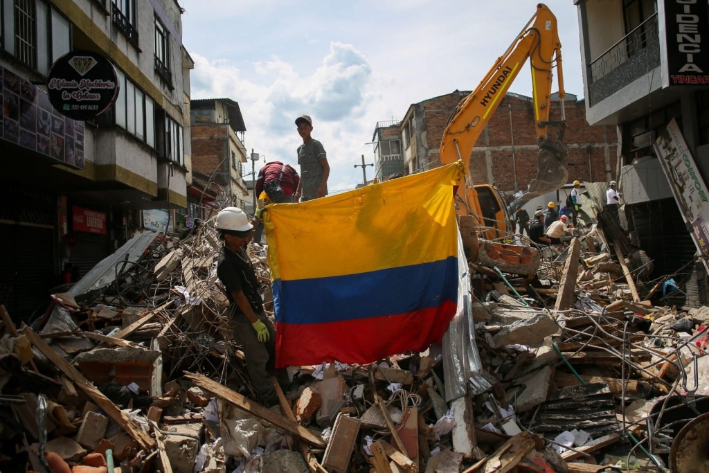Colombia: contin&uacute;a la b&uacute;squeda de sobrevivientes entre los escombros