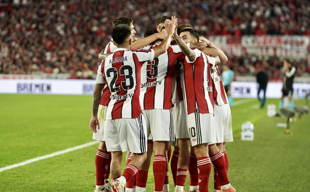 River corto la racha de seis derrotas y venci&oacute; 2-0 a Argentinos Juniors 