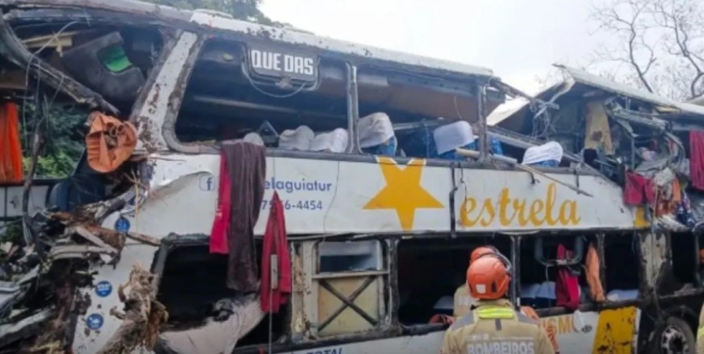 Tragedia en Brasil: volc&oacute; un micro tur&iacute;stico en Petr&oacute;polis y dej&oacute; al menos 10 muertos