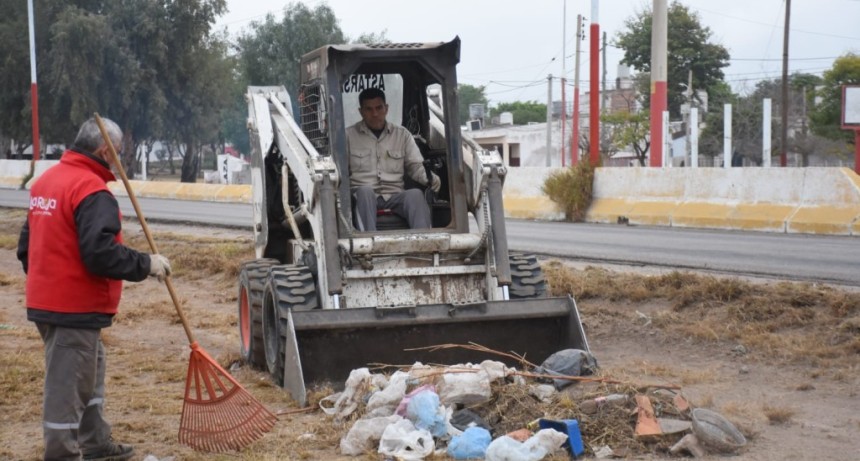Renuevan la limpieza de un basural en Avda. Juan Manuel de Rosas