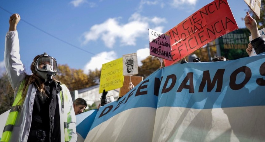 Multitudinaria manifestaci&oacute;n para defender la ciencia y las universidades