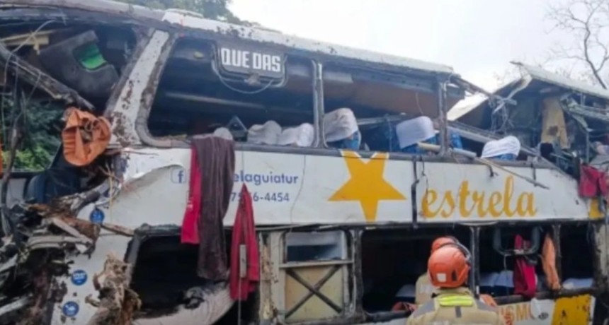 Tragedia en Brasil: volc&oacute; un micro tur&iacute;stico en Petr&oacute;polis y dej&oacute; al menos 10 muertos