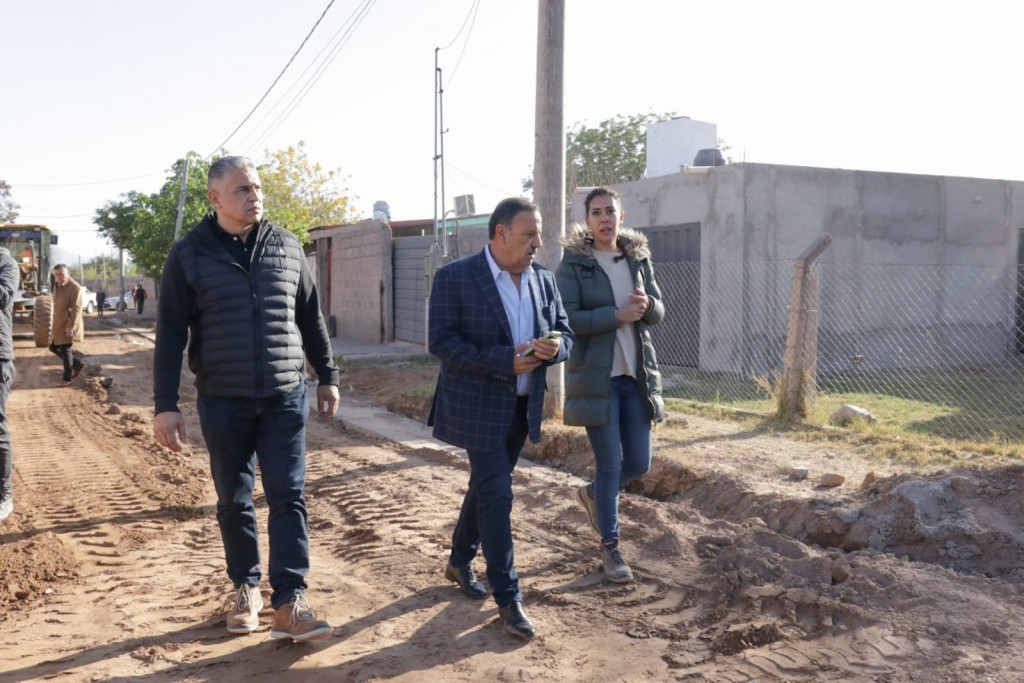 Quintela recorrió la obra de asfaltado y mejoramiento en barrio Virgen del Valle