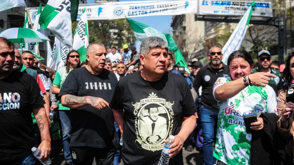 La CGT, las CTA y los movimientos sociales marchan en apoyo a Massa