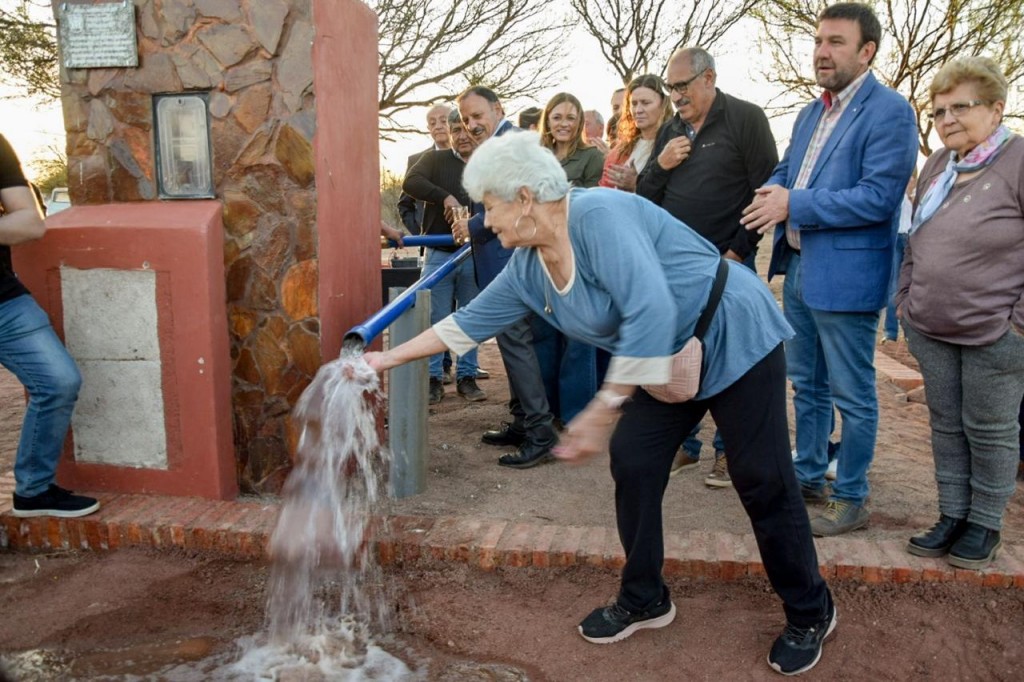 Quintela puso en marcha una perforación en Milagro e inauguró varias obras