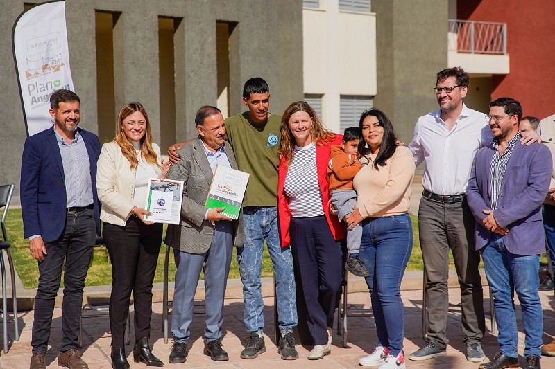 Plan Angelelli: Quintela entregó 40 viviendas en altura en el barrio Francisco II