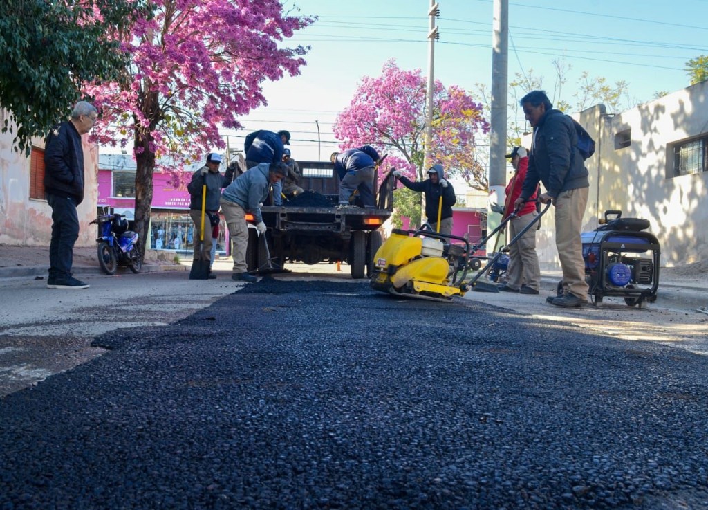 Municipio bachea calles que permanecían casi intransitables