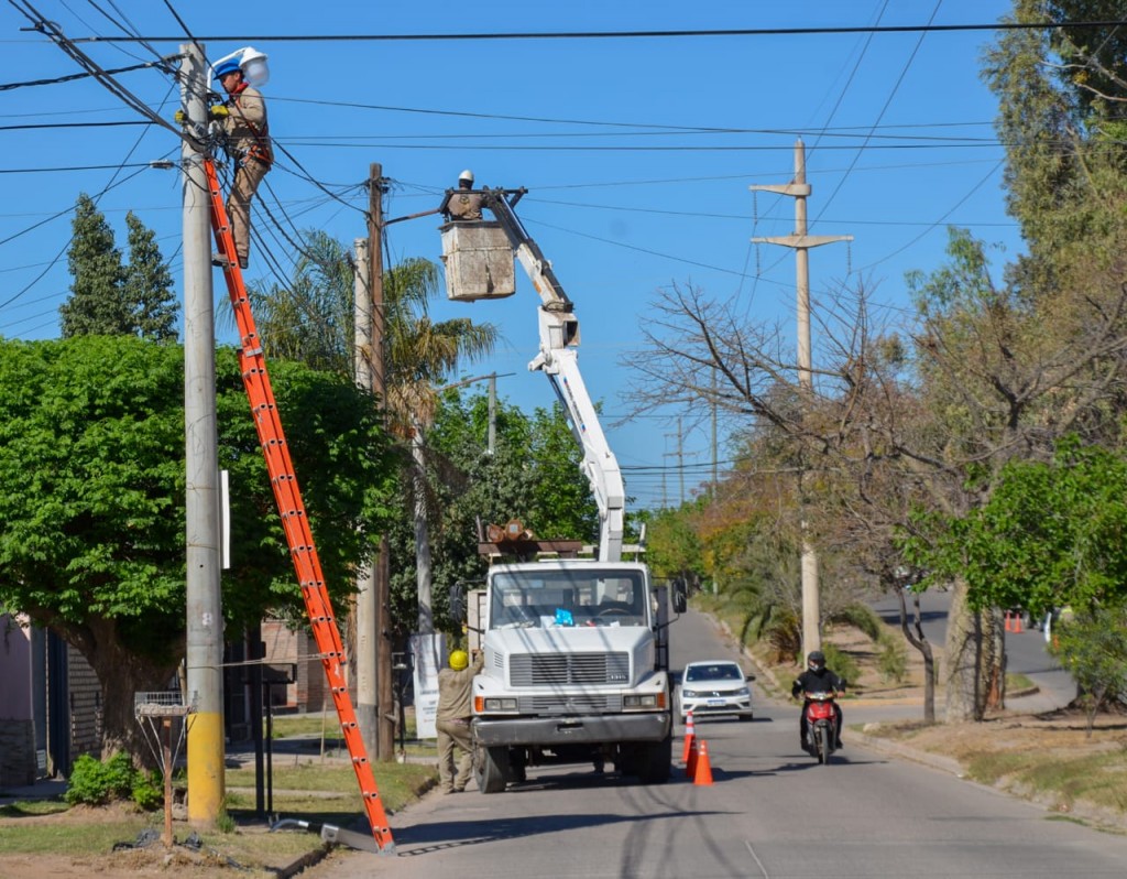 Municipio colocó nuevas luminarias y sigue consolidando la 