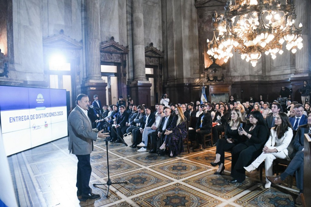 El Senado distinguió a Quintela por su liderazgo transformador y por su proyecto político con inclusión y justicia social