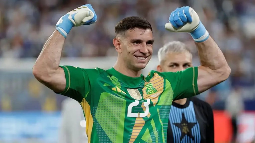 El &ldquo;Dibu&rdquo; Mart&iacute;nez vuelve a estar entre los mejores arqueros del mundo