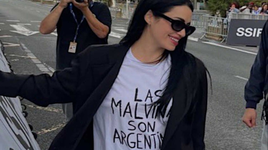  La remera de Malvinas que us&oacute; Lali tendr&aacute; un destino solidario