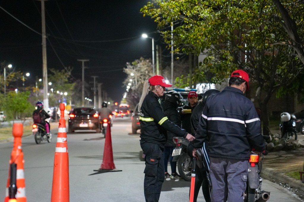 Municipio labr&oacute; m&aacute;s de 100 multas a conductores por pasar sem&aacute;foros en rojo