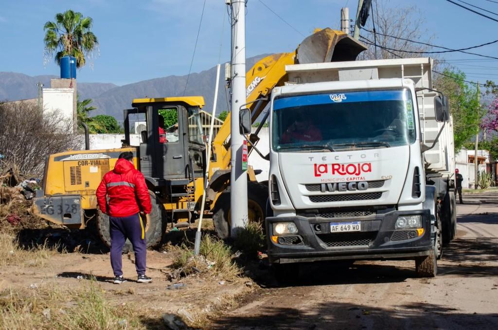 Realizan tareas de desmalezado y mejoras en el B&deg; 12 de junio