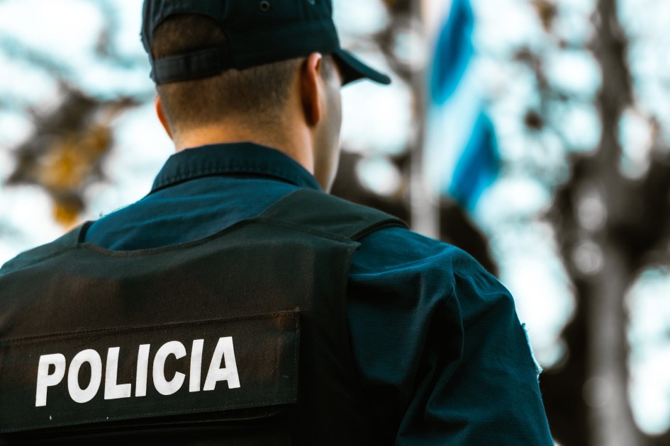 Expulsaron a dos polic&iacute;as de la fuerza por pr&eacute;stamos clandestinos