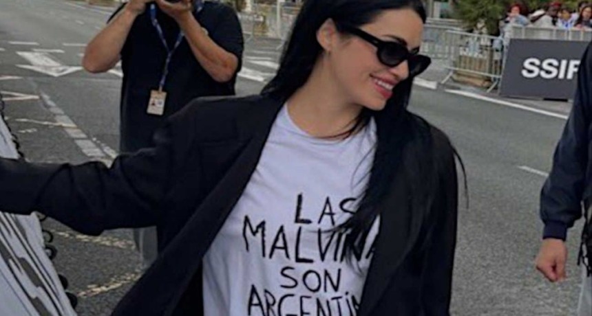 La remera de Malvinas que usó Lali tendrá un destino solidario