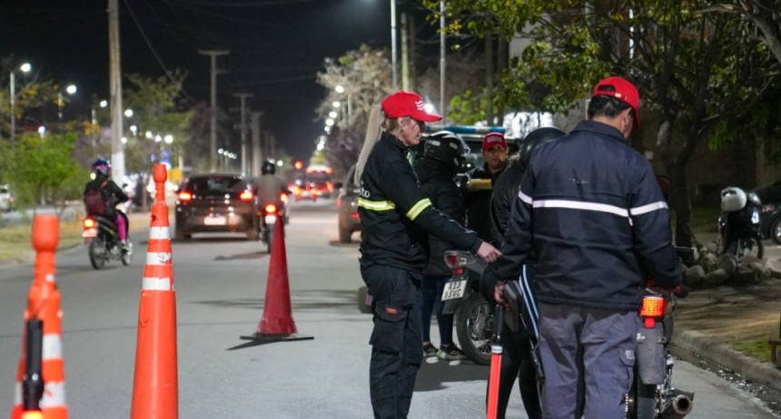 Municipio labr&oacute; m&aacute;s de 100 multas a conductores por pasar sem&aacute;foros en rojo