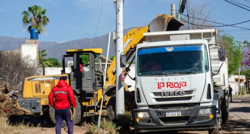 Realizan tareas de desmalezado y mejoras en el B&deg; 12 de junio