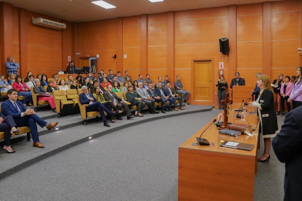 Becerra tomó juramento a seis nuevos jueces transitorios
