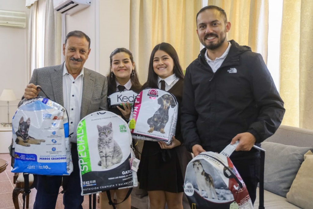  Estudiantes de la Escuela Pío XII realizaron mochilas reciclables que obsequiaron al gobernador