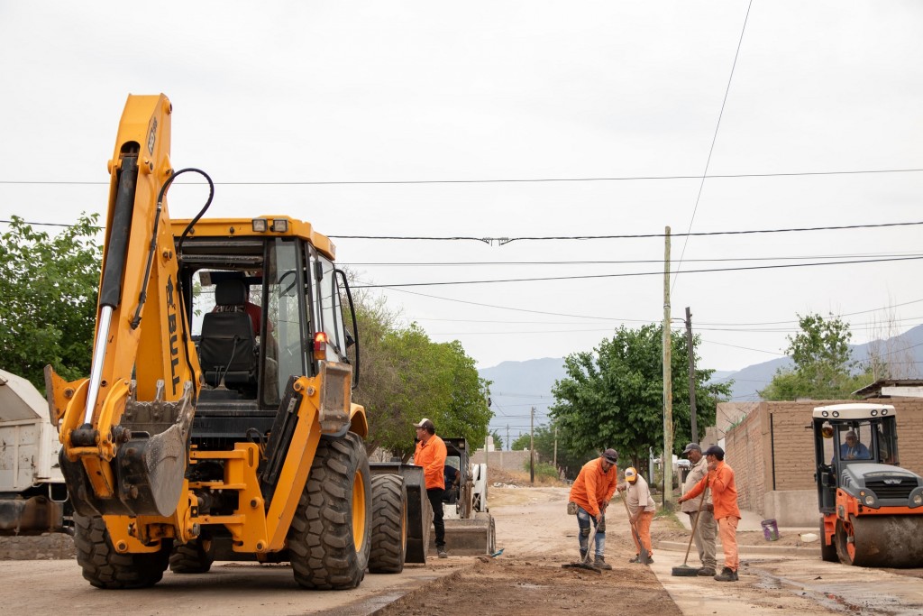 Continúan las obras de mejoramiento vial en Av Santa Rosa