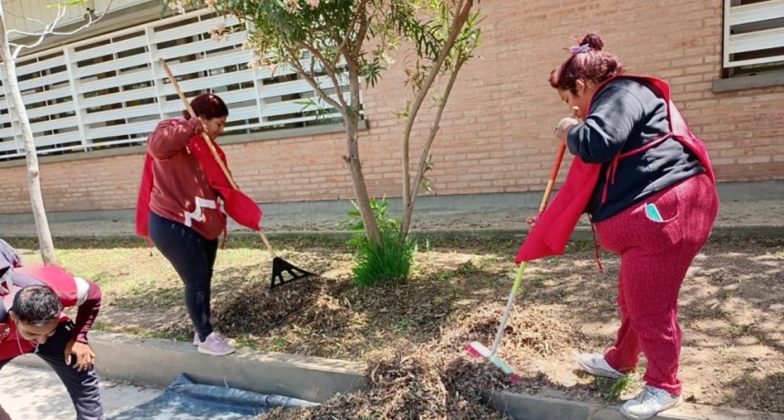 Fuerte operativo de recuperación, limpieza y desmalezamiento en 40 establecimientos educativos