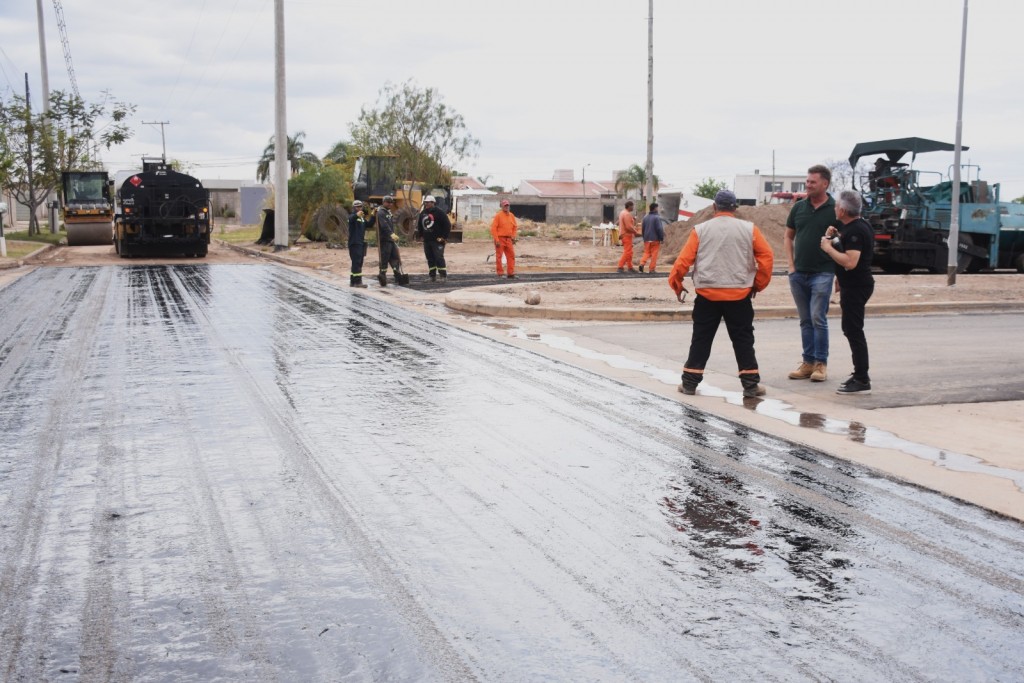 Avanza el asfaltado de la Av. Rosa Bazán de Cámara para mejorar la transitabilidad en la zona sur