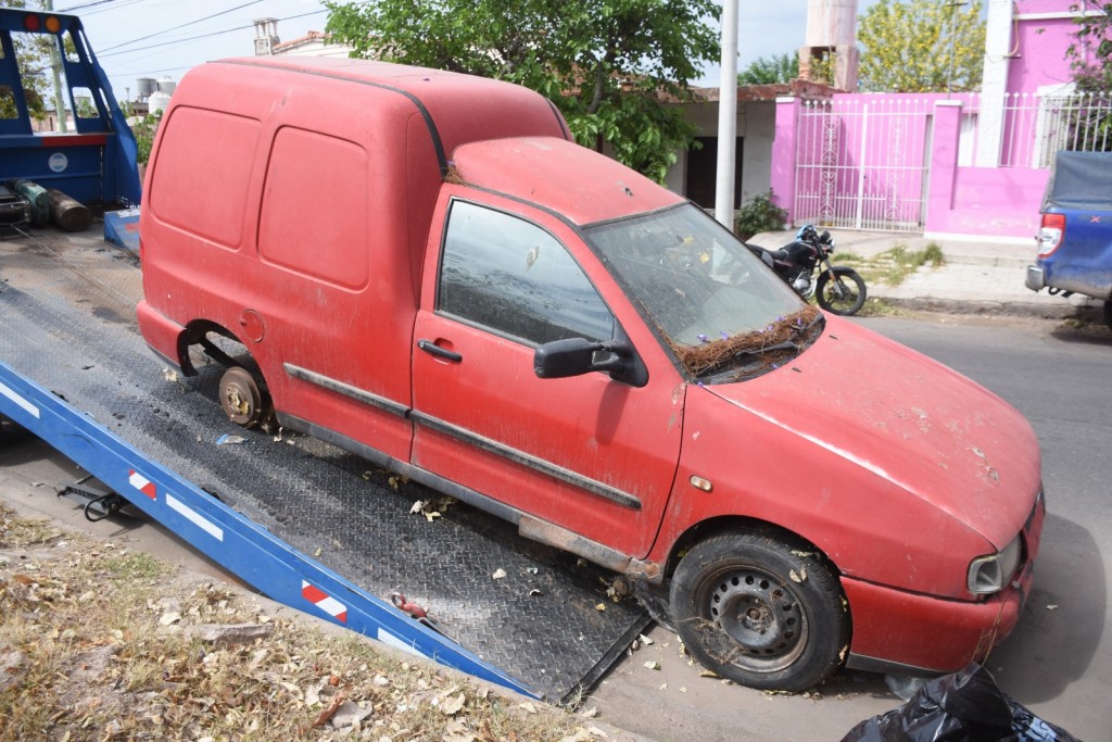 Municipio continúa eliminando chatarras de las calles de la ciudad