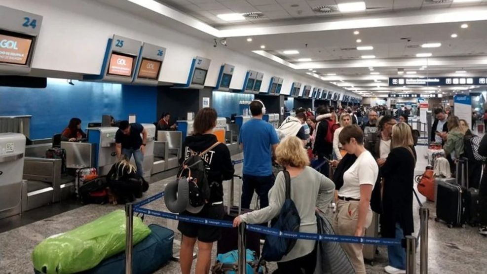 Casi 100 vuelos suspendidos por asamblea de pilotos 