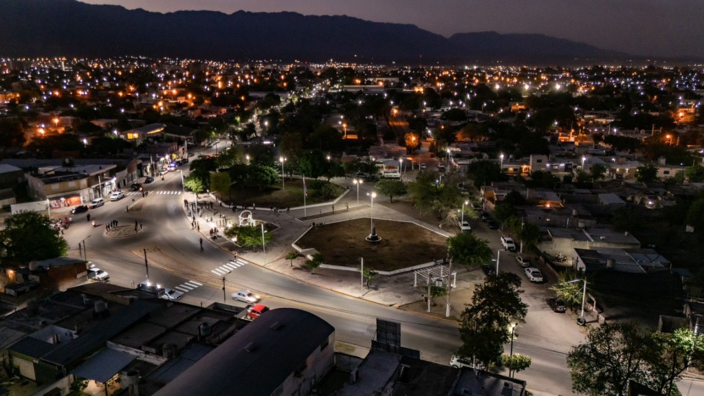 Mejoran la iluminación de la avenida Angelelli y su plazoleta