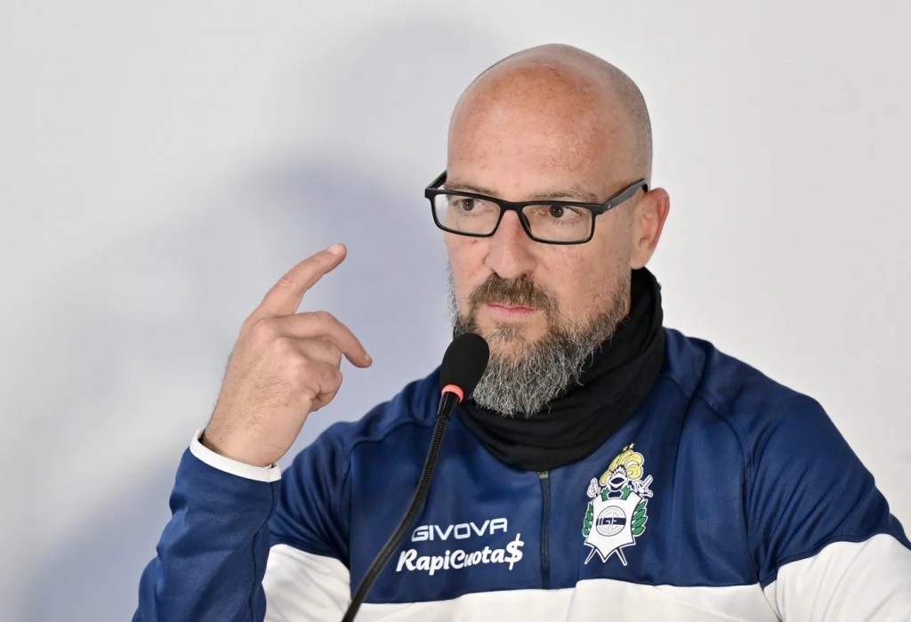 Orfila dejó de ser el entrenador del lobo platense