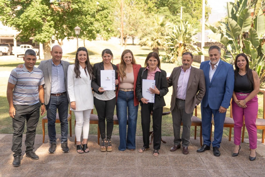 Quintela entregó 128 escrituras a familias de la zona sur de capital