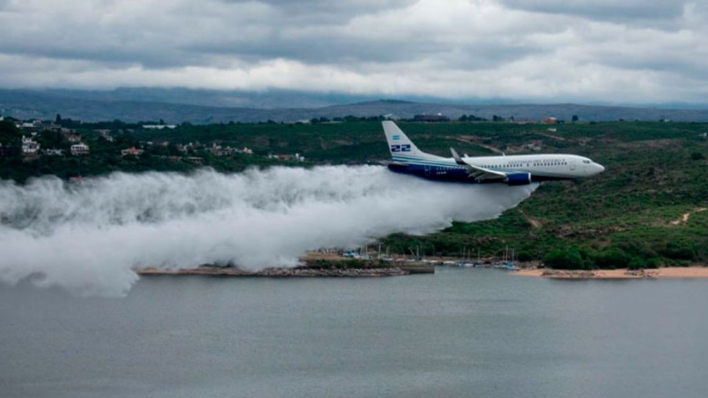Un avión realizó vuelo rasante sobre el lago San Roque en Córdoba