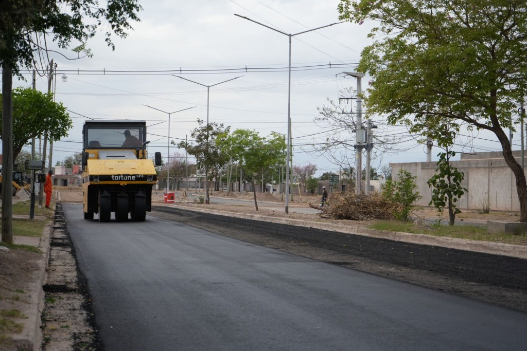 Municipio y provincia avanzan en el asfaltado de la avda Rosa Bazán de Cámara