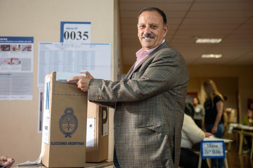 Quintela emitió su voto y resaltó la importancia de la participación ciudadana