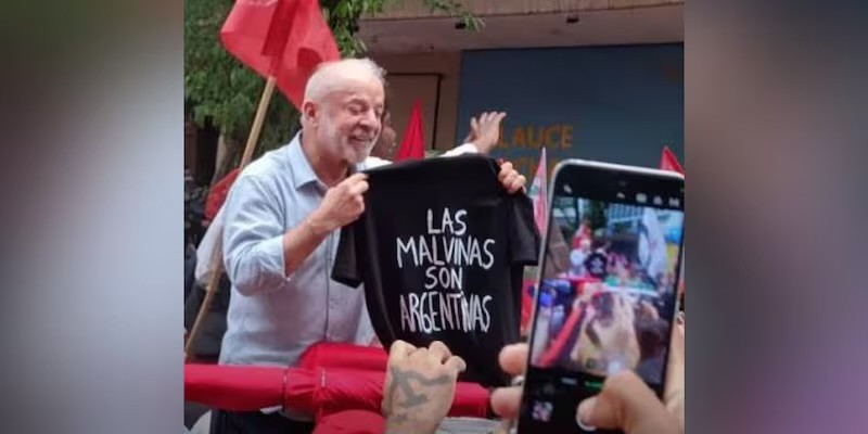 Lula mostr&oacute; una remera con la leyenda "Las Malvinas son Argentinas"