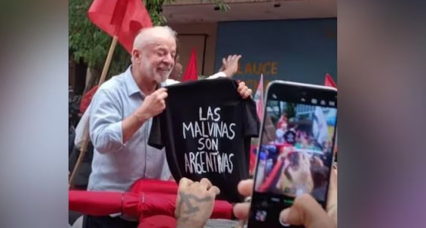 Lula mostr&oacute; una remera con la leyenda 