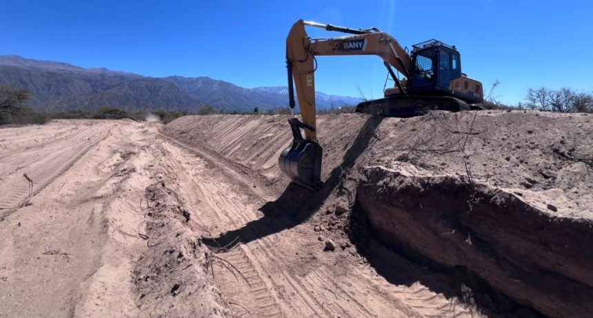 Acondicionan cauces de r&iacute;os para evitar desbordes y crecidas en la Costa Riojana