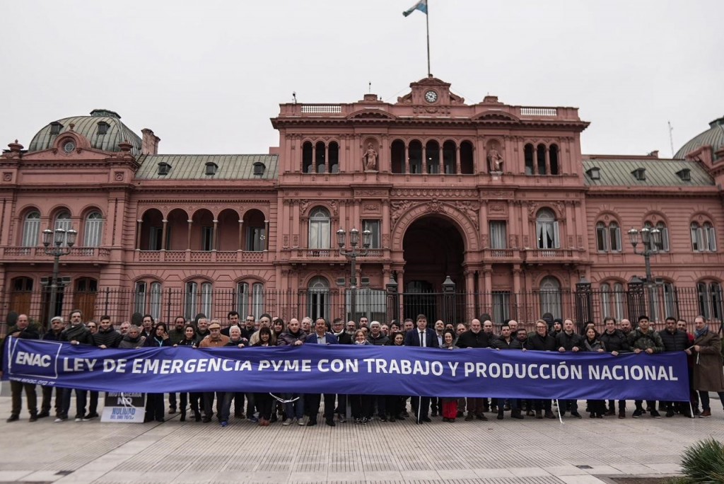 Milei en el país de las maravillas, mientras se desploman las PyMES