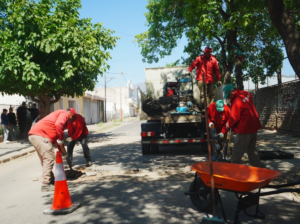 El Municipio refuerza la seguridad vial con trabajos de bacheo en calle Tama