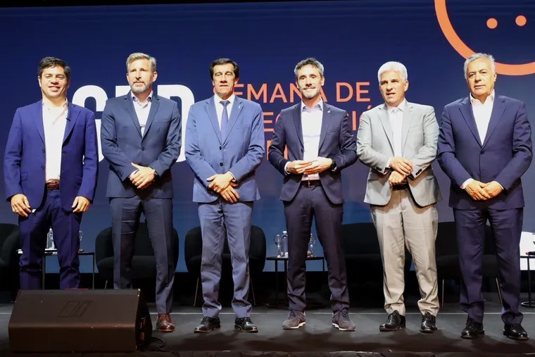 Fuerte cruce entre los gobernadores de Buenos Aires y Mendoza